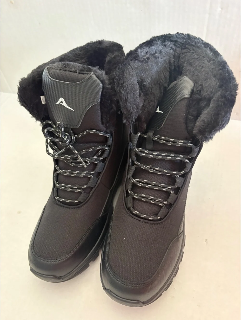 Black new winter boots size 42 (European)